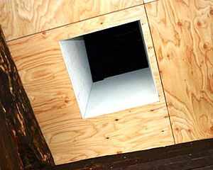 天井に設けた煙突の穴。設計に組み込んでいます。