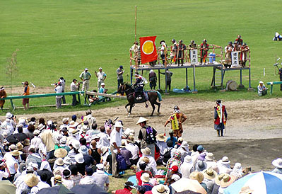 有名な「相馬野馬追」。７月下旬に全国から観光客が集まります。