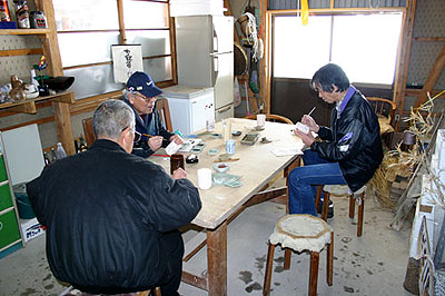 坂田家での陶芸体験。焼き上がった作品は本人に届けられるそうです。
